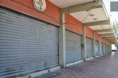 Bari, quelle decine di saracinesche abbassate di fronte a Pane e Pomodoro